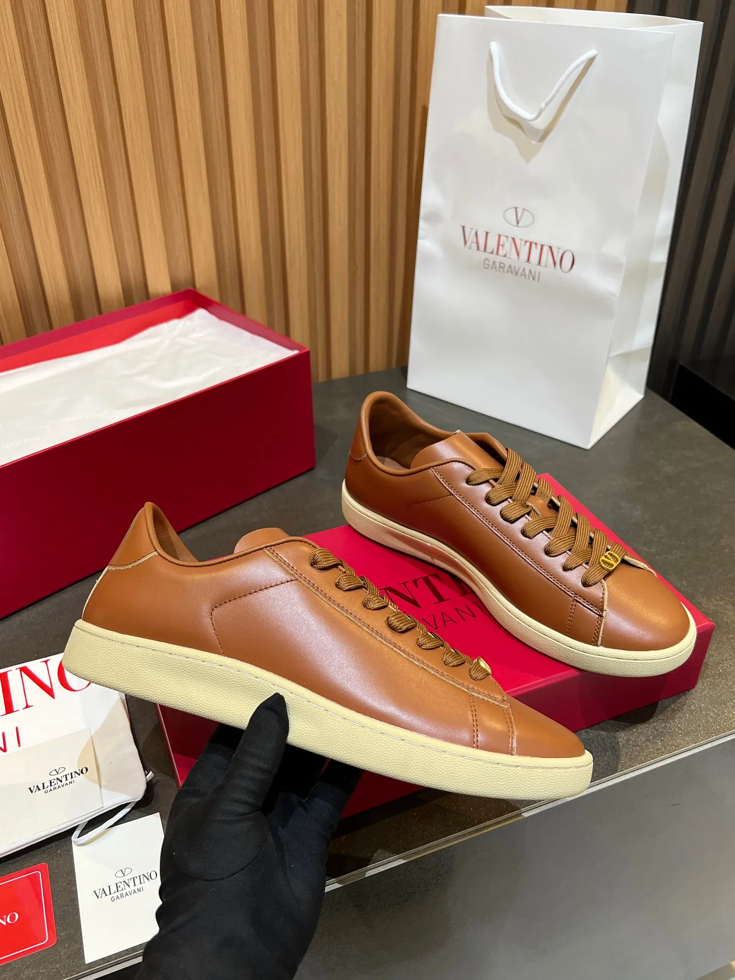 [Valentino] P: 640💰 Couple style, size: women 35-40▪️men 39-44 (45. Customized) Valentino VLTN casual shoes 2025 latest moral training shoes I can't put it down. Seiko details of cowhide sneakers, retro fashion, simple and advanced, casual matching. 1:1 restoration! Top luxury masterpiece, lace-up design, soft and comfortable imported calfskin brings excellent and elegant texture and excellent foot comfort. Top purchasing version upper: imported calfskin surface/original oil edge process + printing process. Inner lining: water-dyed cowhide lining. Outsole: original development 𝐓𝐏𝐔 two-color combination outsole. Packaging: full package with original configuration.